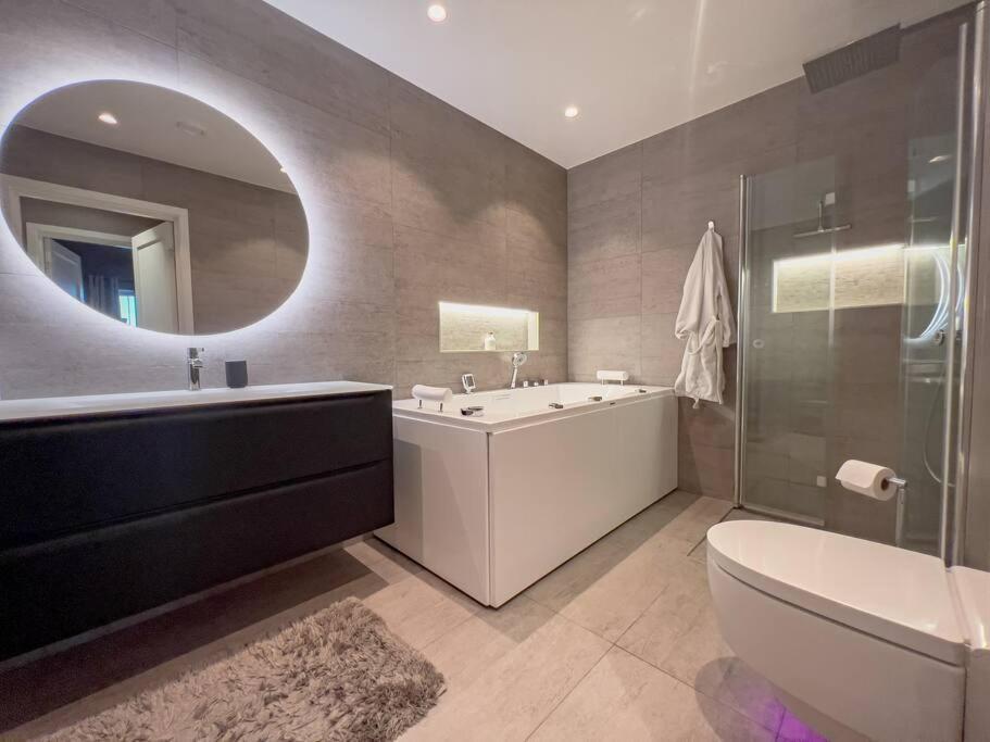 Sjoutsikt, Jacuzzi Og Solfylt Appartement *